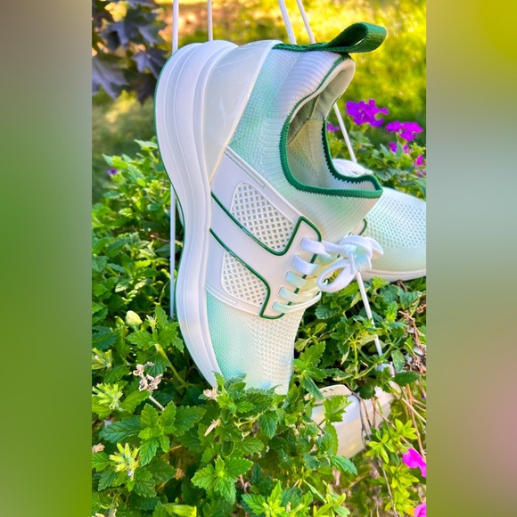 🍀🍏Tory Burch Sock Runner Sneaker size 8 like new🍏🍀 - Picture 3 of 10